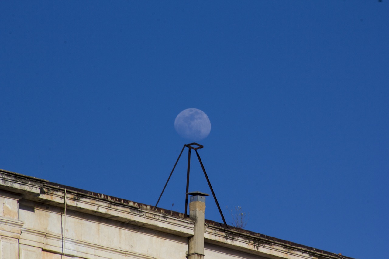 Moon roof. Реклама в виде шара на крыше Луна. Подставка для Луны Челябинск.