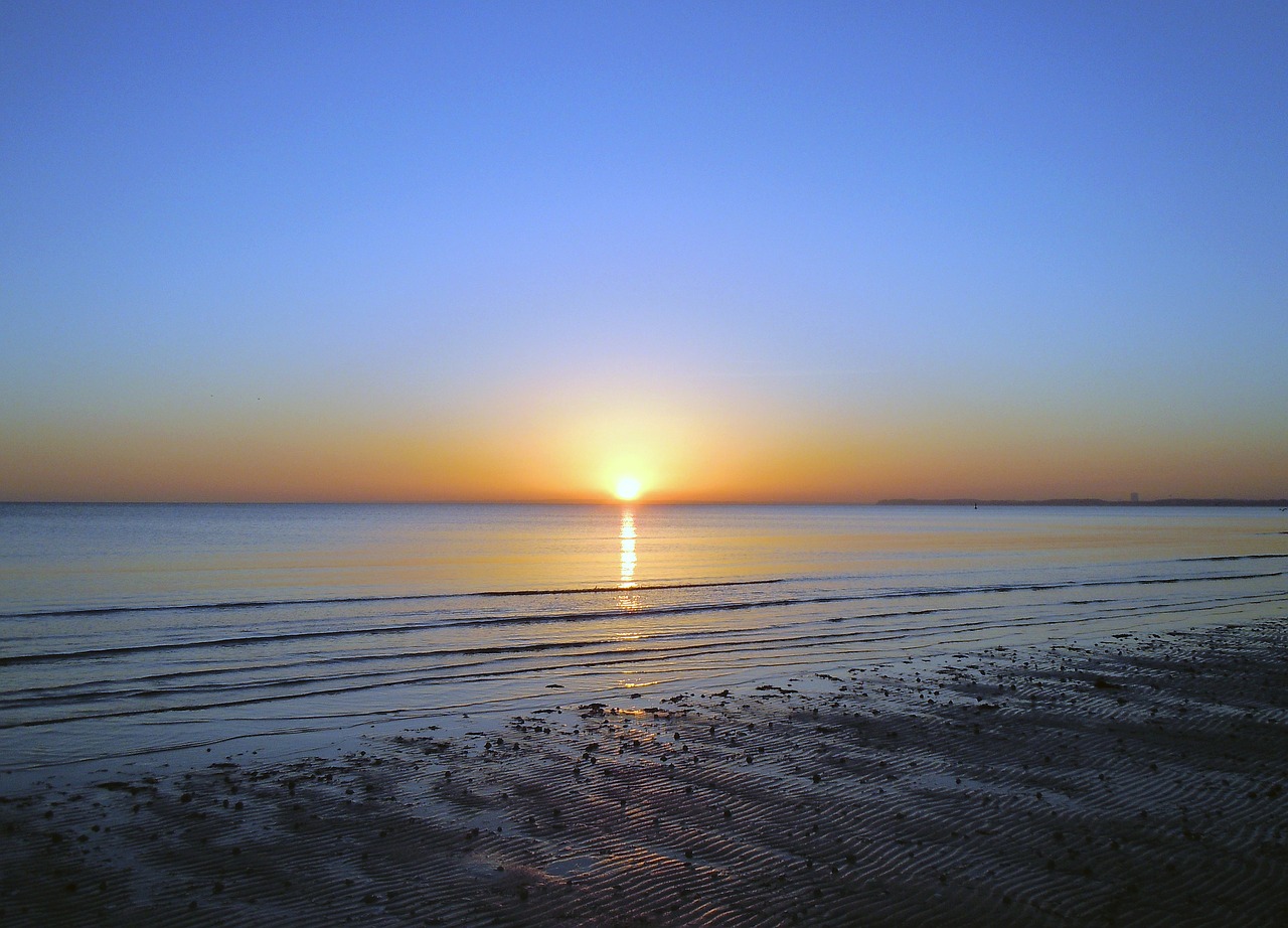 morgenstimmung at sea sunrise back light free photo