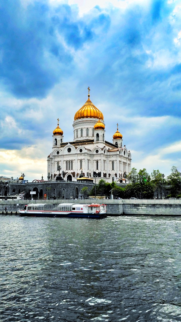 moscow christ the savior cathedral moscow river free photo