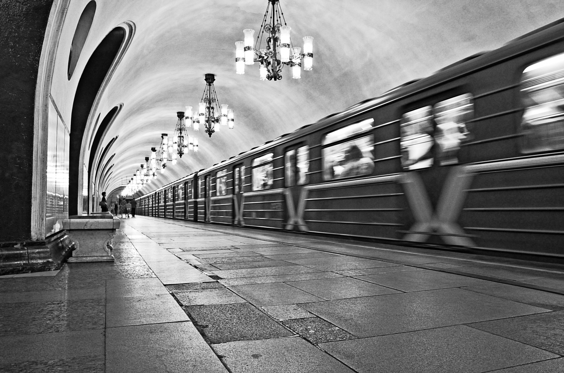 метро черно белое