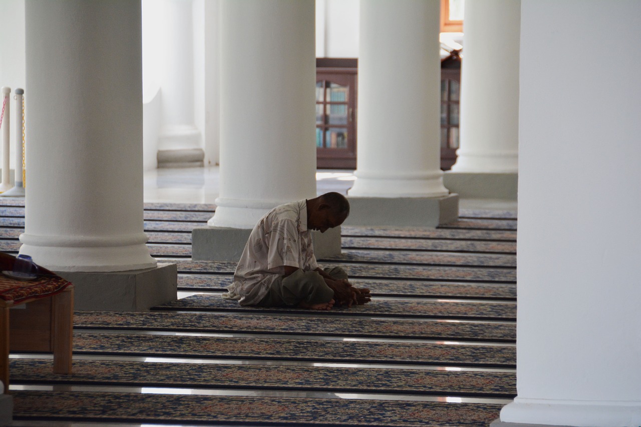 mosque praying muslim free photo