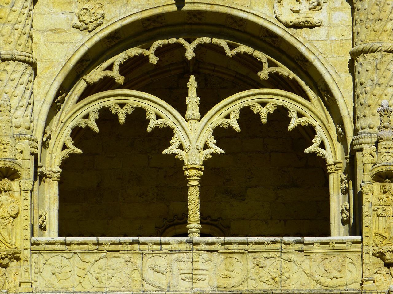 mosteiro dos jerónimos jeronimo monastery window free photo