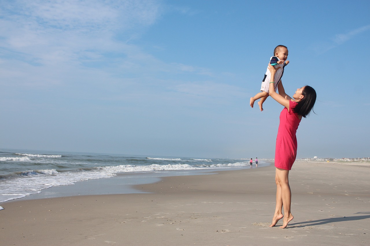 mother son ocean free photo