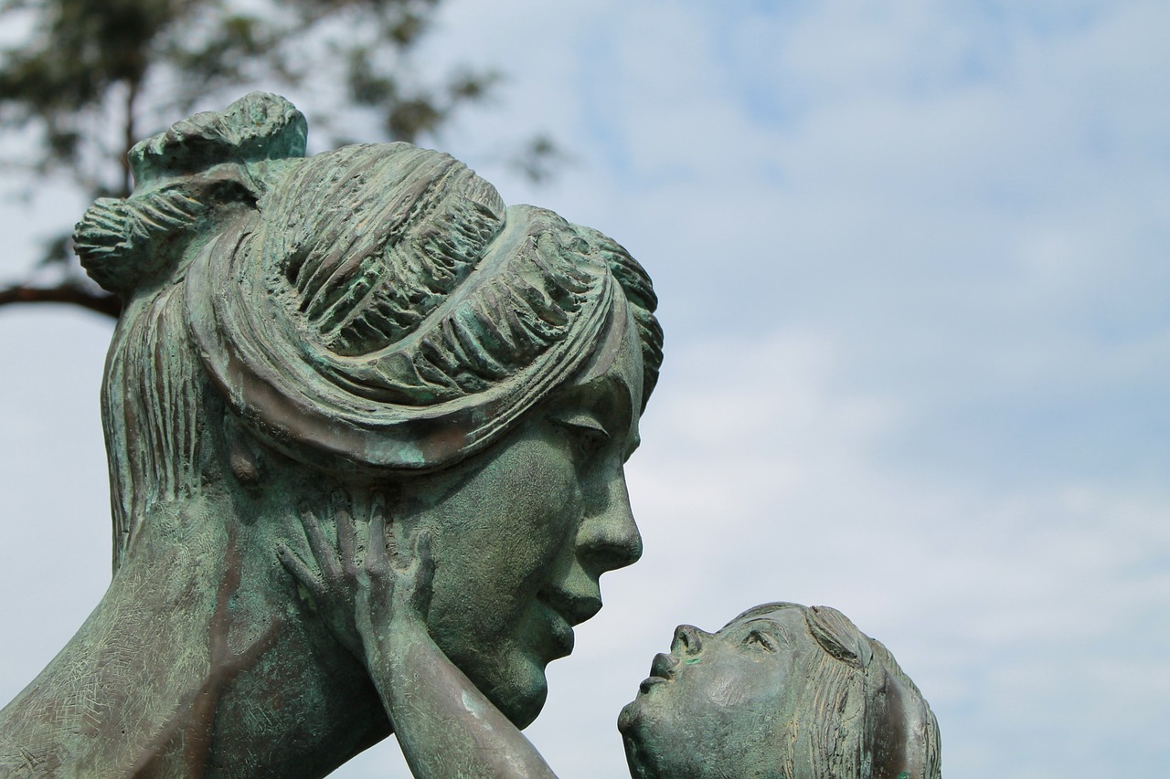 mother child sculpture free photo