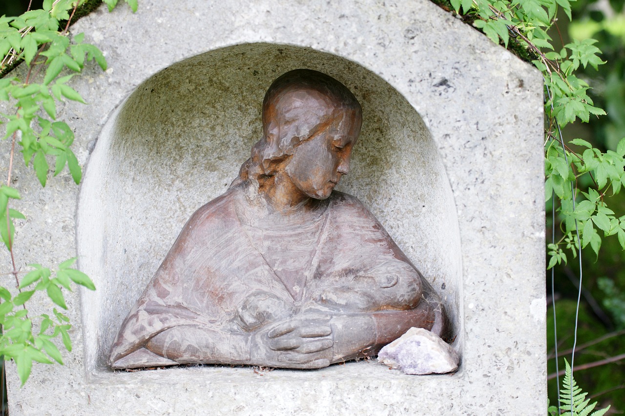 mother with child art sculpture free photo