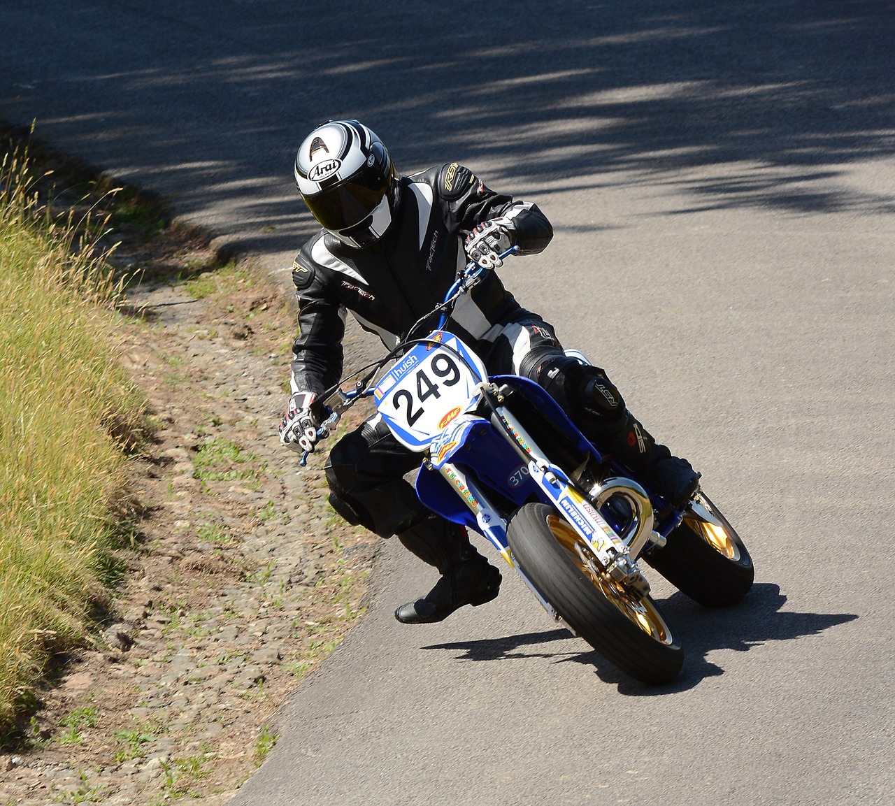 motorbike  leaning  hillclimb free photo