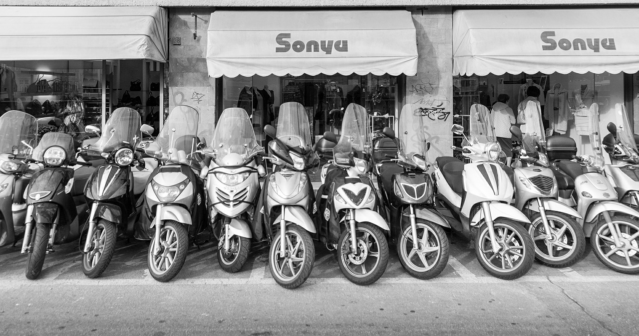 motorbikes italy shopping free photo