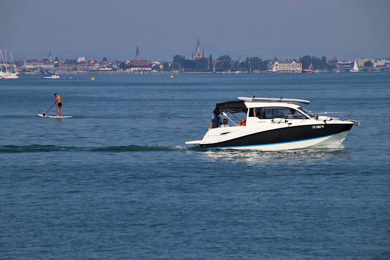 motorboat  lake  water free photo