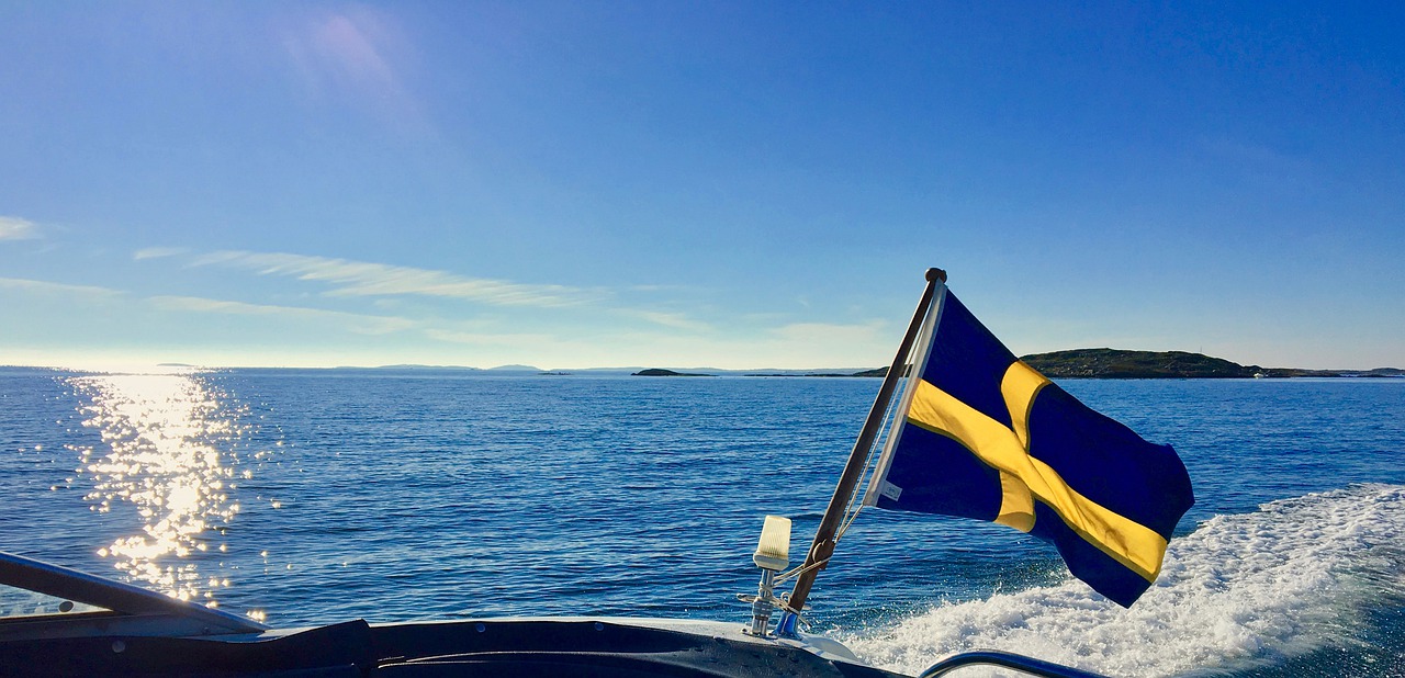 motorboat  sweden  swedish flag free photo