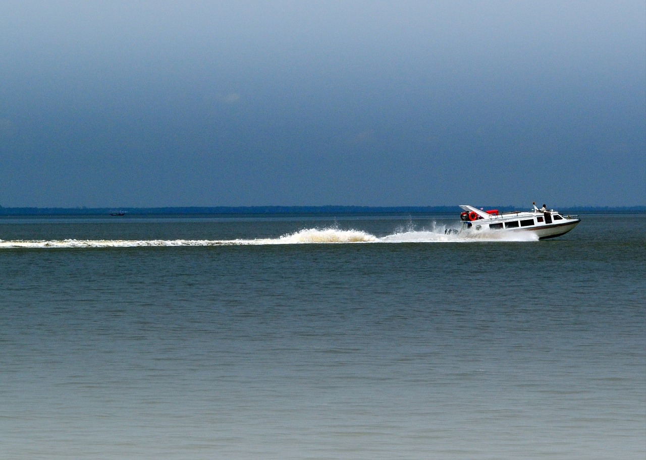motorboat fast sea free photo