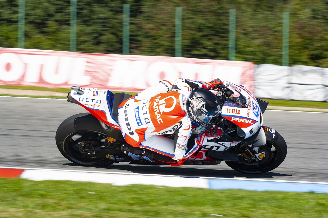 motorcycle  racing  motorsport free photo