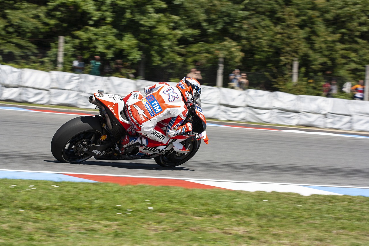 motorcycle  racing  motorsport free photo