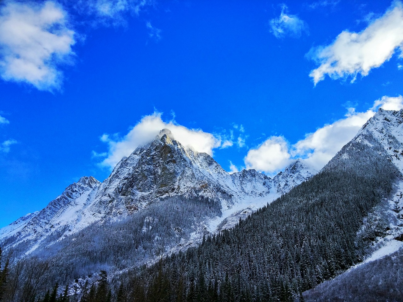 mountain pass snow free photo