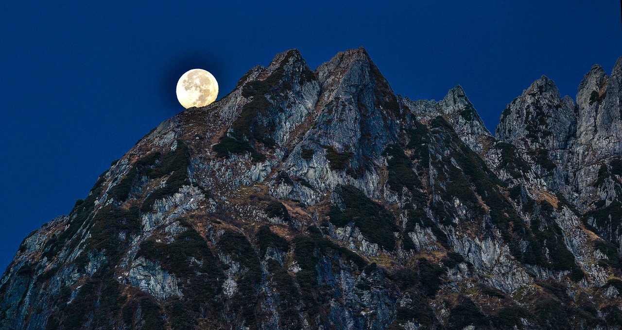 mountainous landscape full moon 剣岳 free photo