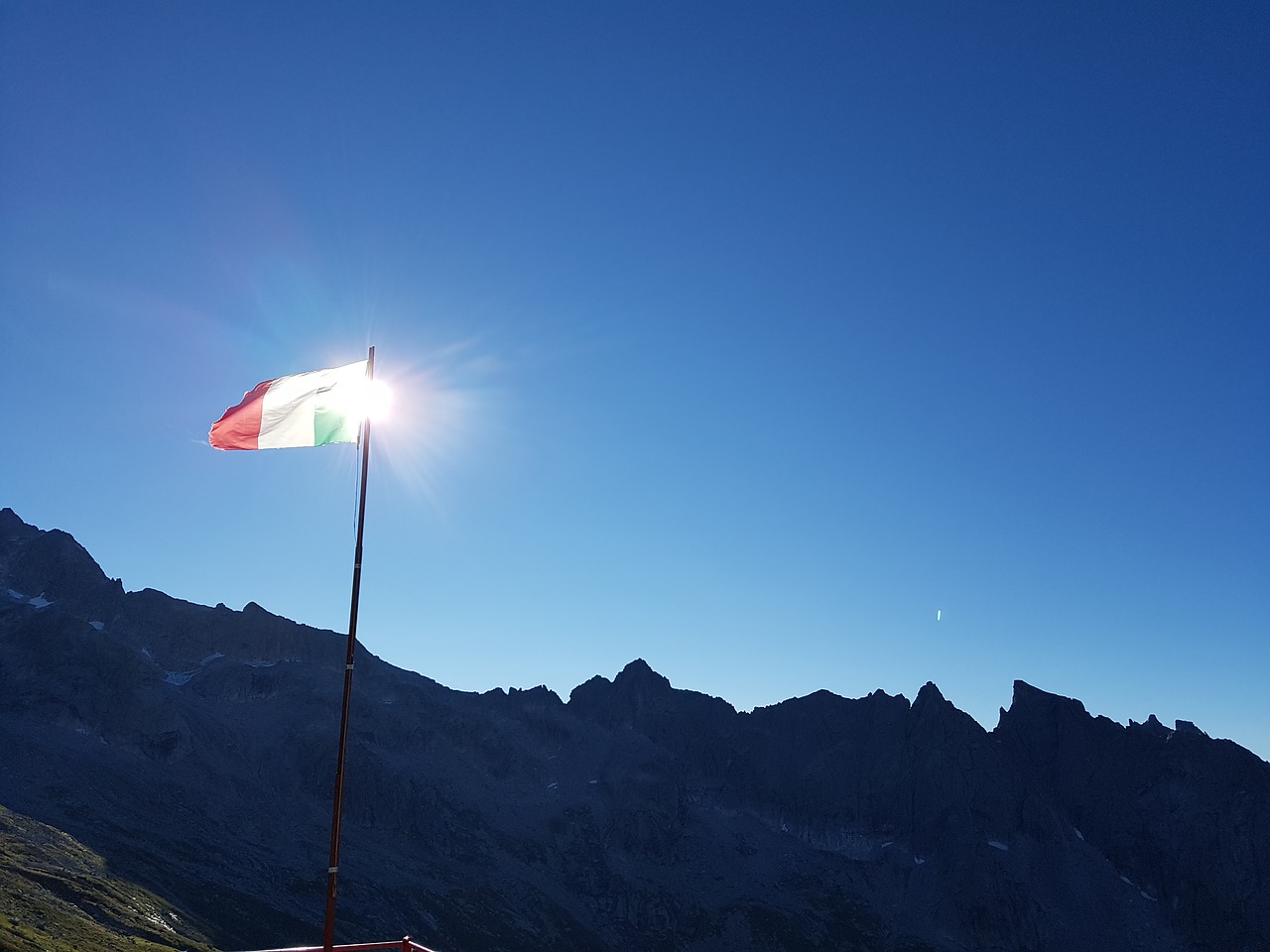 mountains sky flag free photo