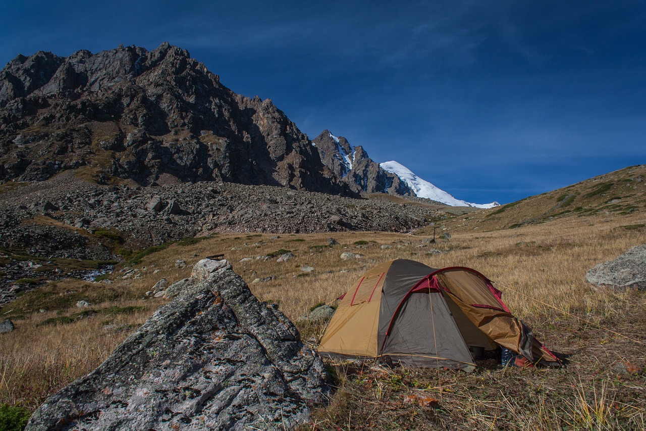 Journeying ru. Палатка в горах. Палатка на вершине горы. Палатка на скале. Кемпинг в горах.