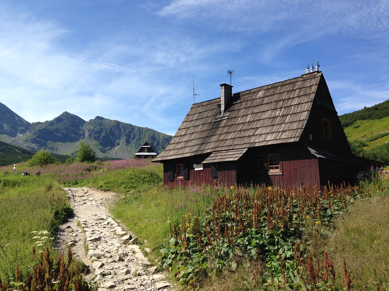 mountains highlander's cabin landscape free photo