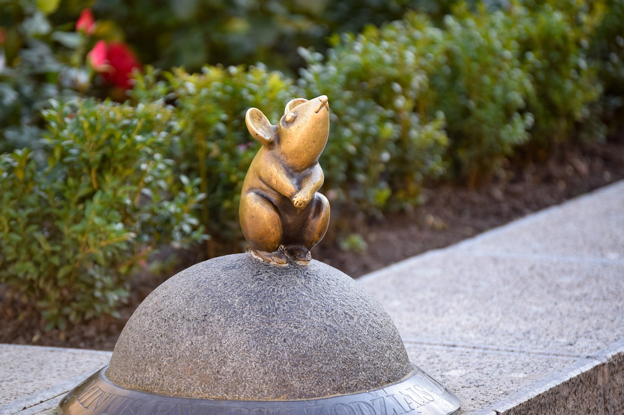 mouse sculpture golden free photo