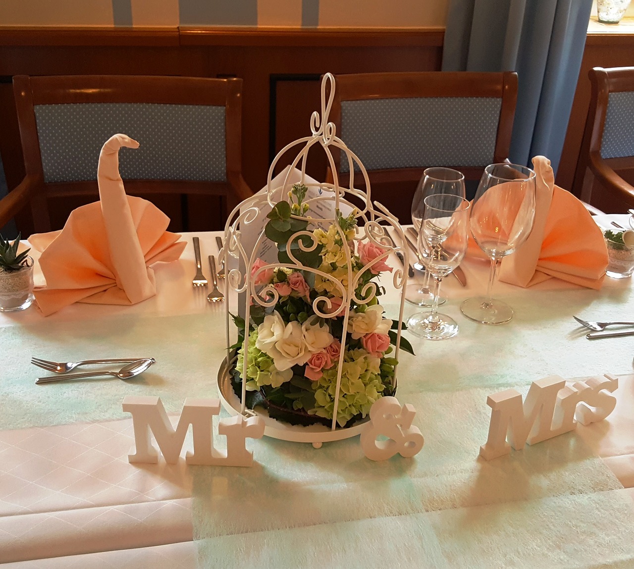 mr mrs wedding eingedeckter table free photo