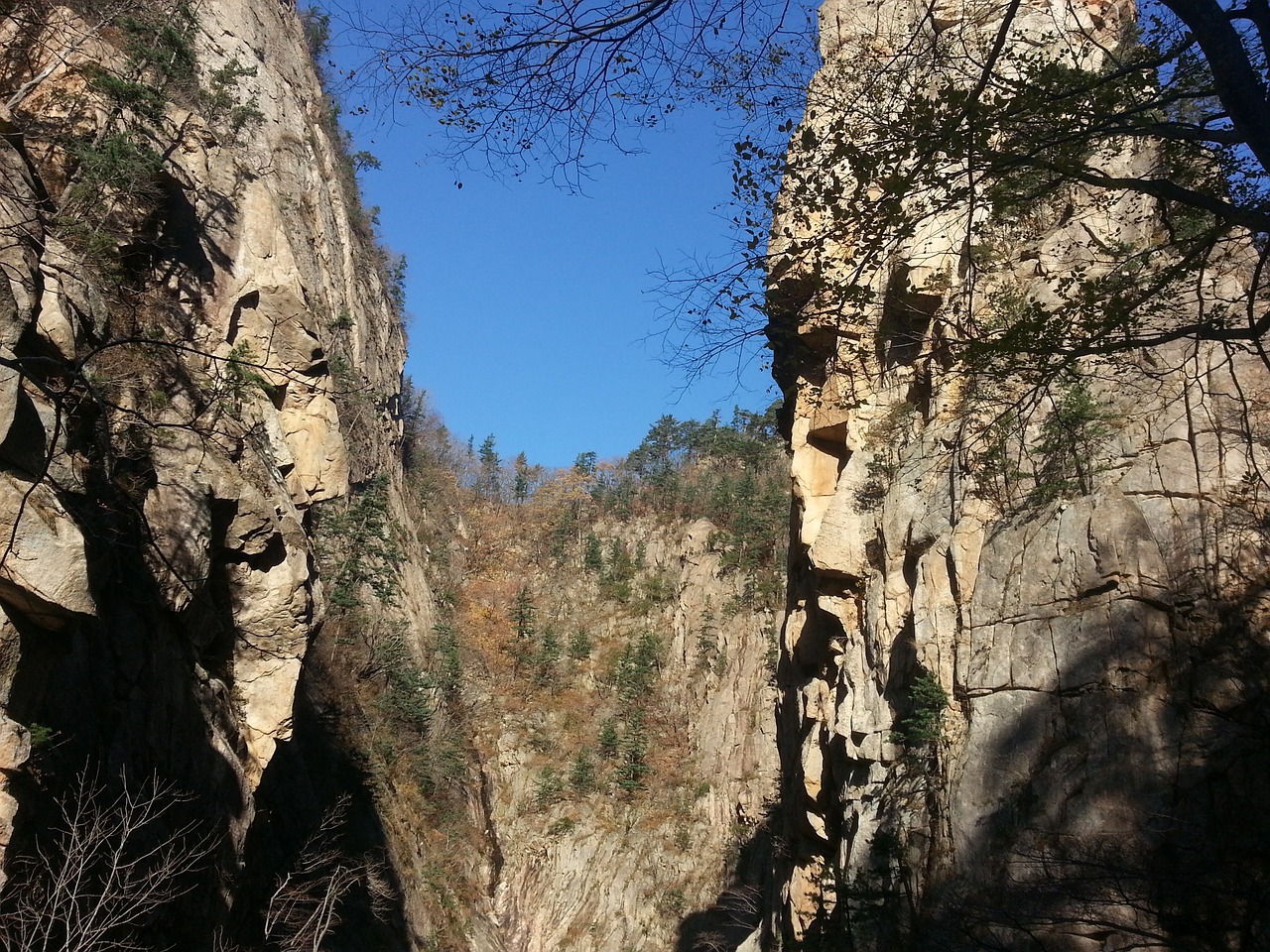 mt seoraksan rock climbing free photo