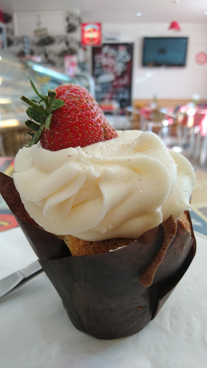 muffin cake strawberry free photo