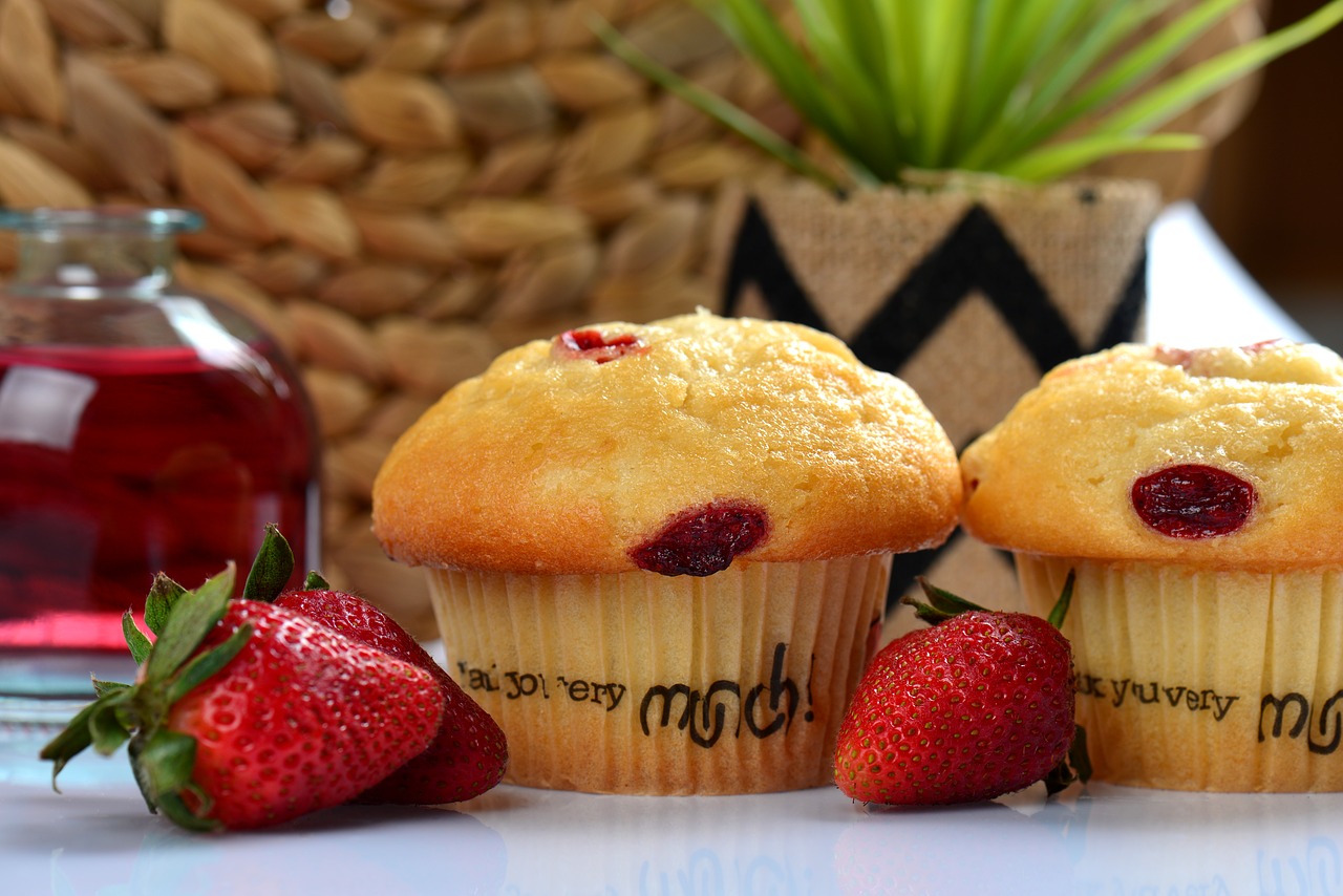 muffin  strawberry  fruit free photo