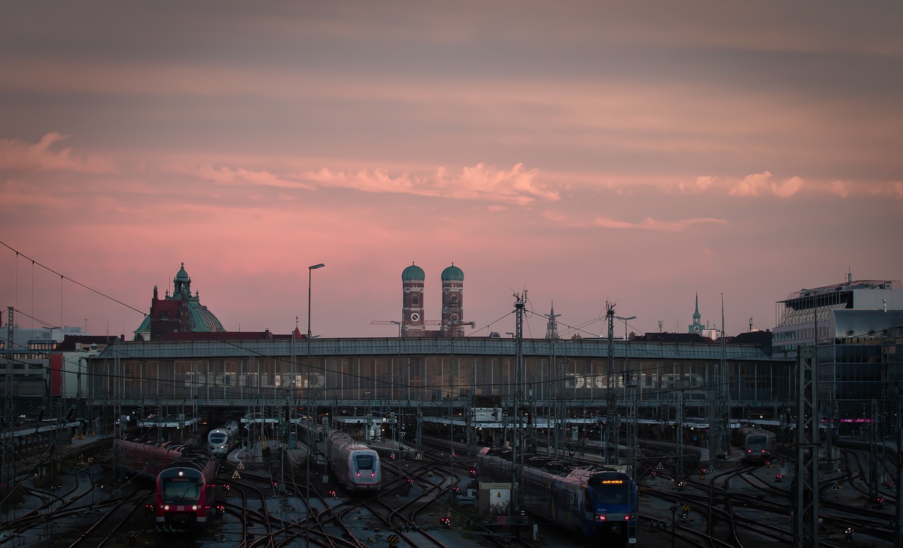 munich  frauenkirche  central station free photo