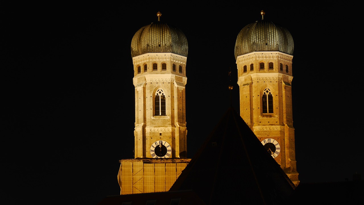 munich at night blue hour frauenkirche free photo