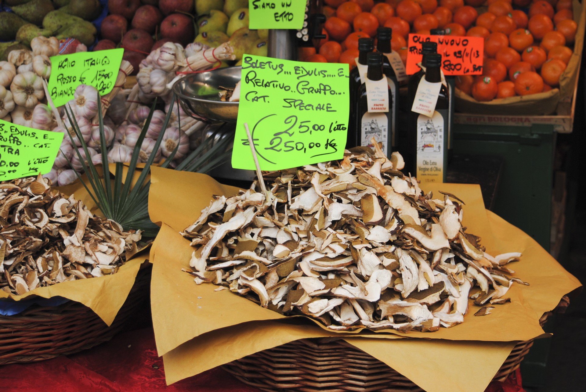 Сколько стоит килограмм свежих. Грибы на рынке. Сушеные грибы на базаре. Белые грибы на рынке. Грибы на развес на рынке.
