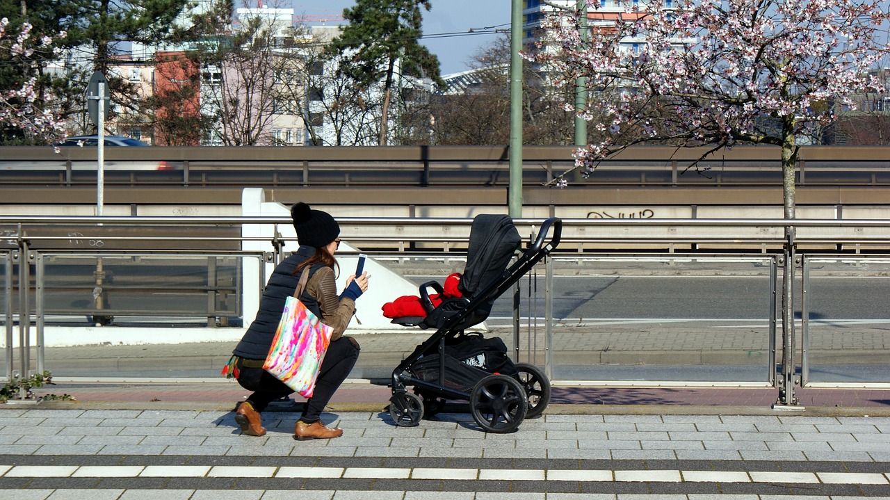 mutterglück relax baby carriage free photo