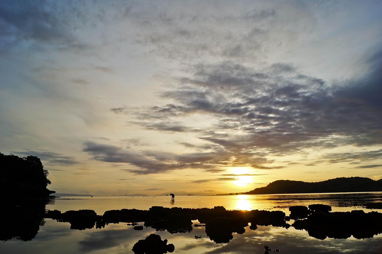 nanganur  beach  sape free photo