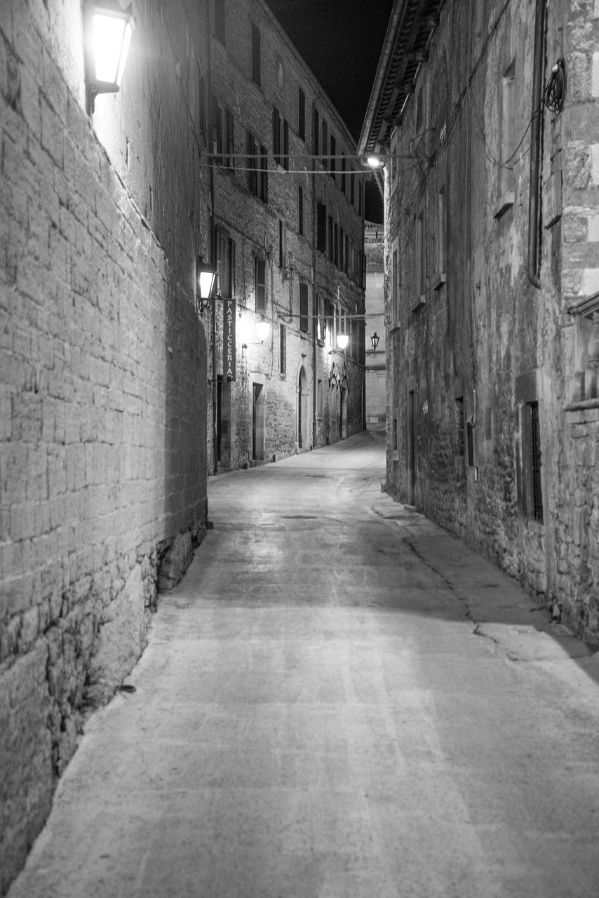 narrow street italy free photo