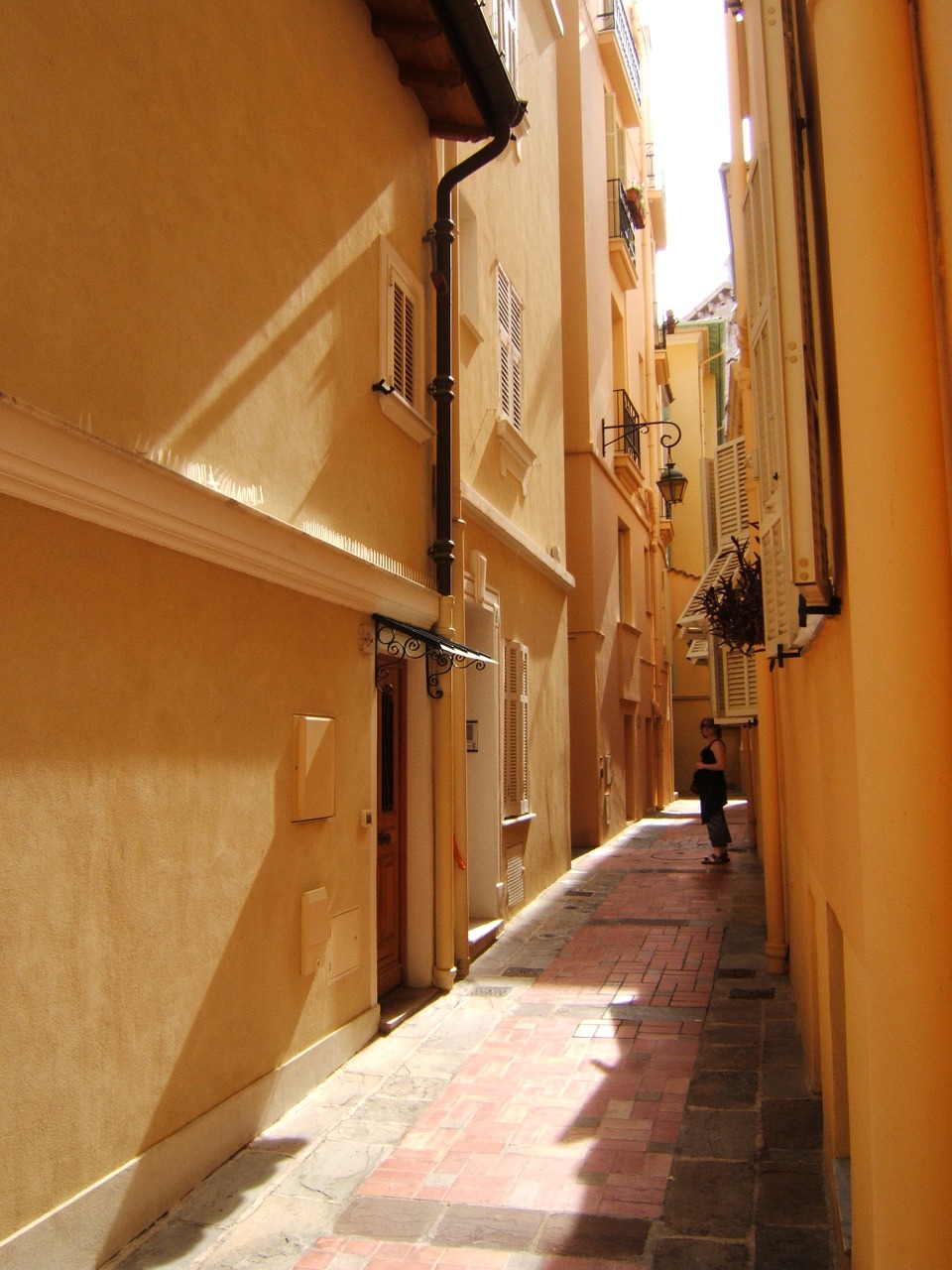 narrow street monaco city free photo