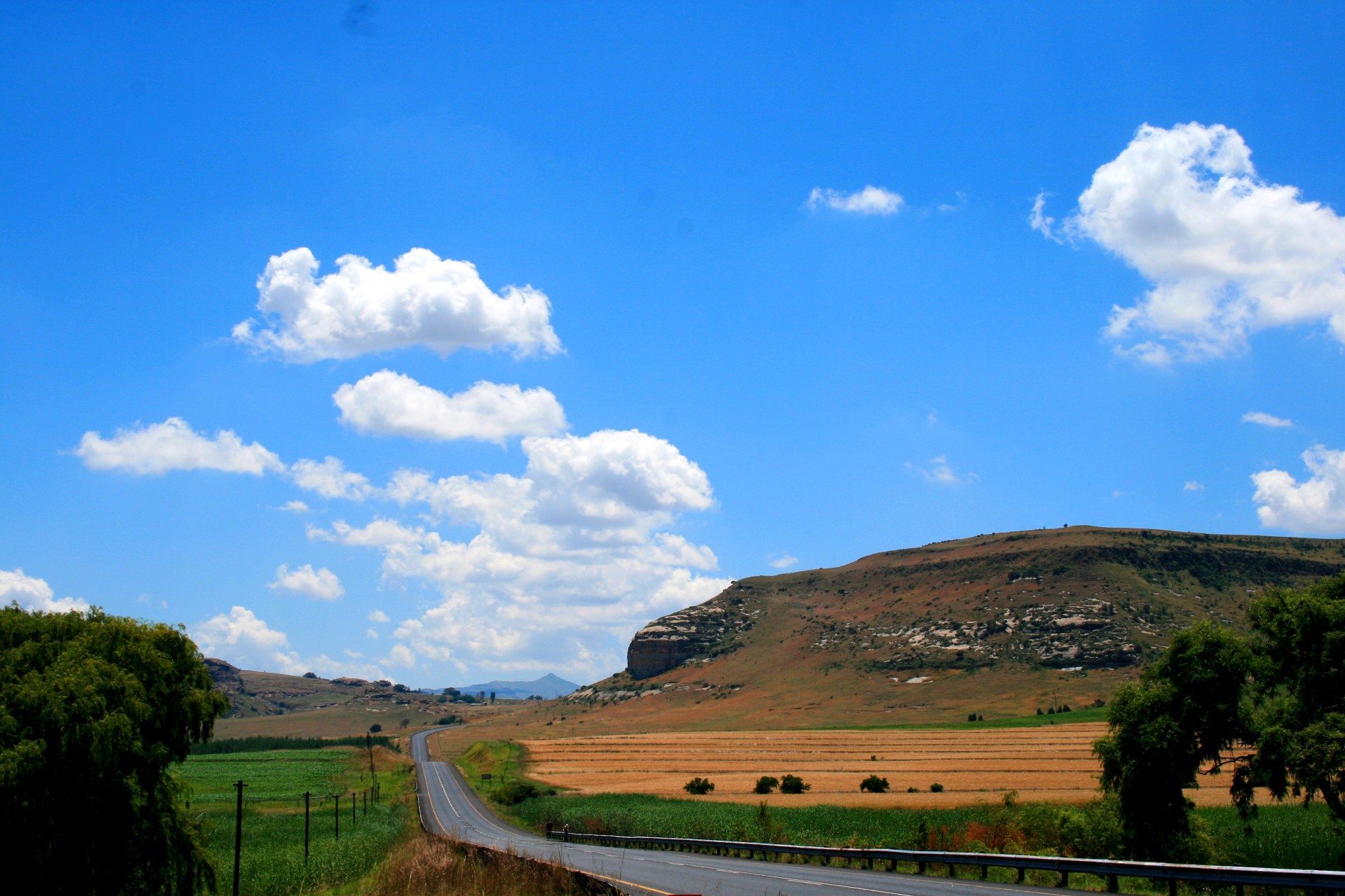 mountain landscape eastern free state national road in eastern free state free photo