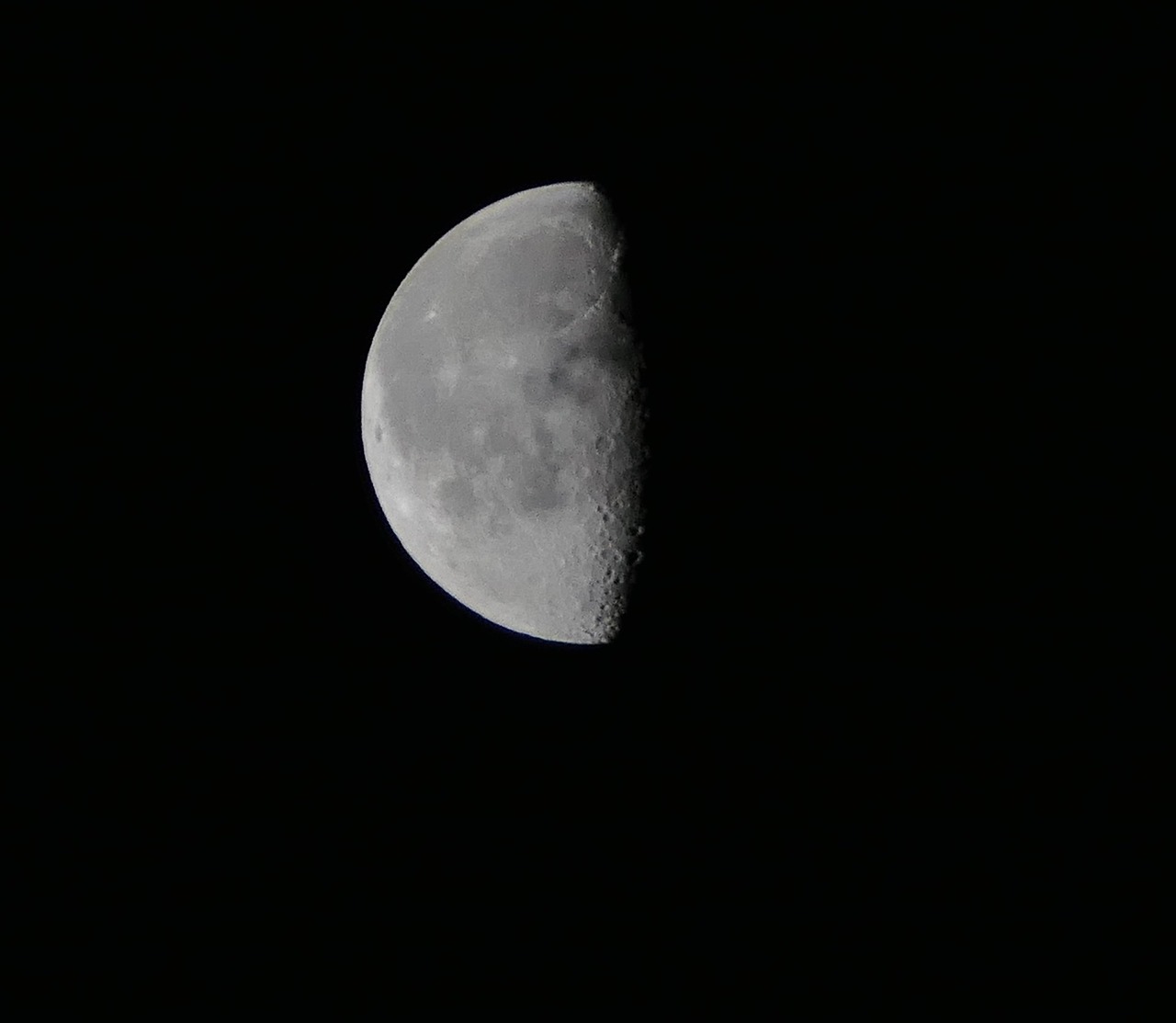 Moons satellite. Луна Спутник. Луна Спутник земли. Параболическая Луна. Луна Спутник земли картинки.
