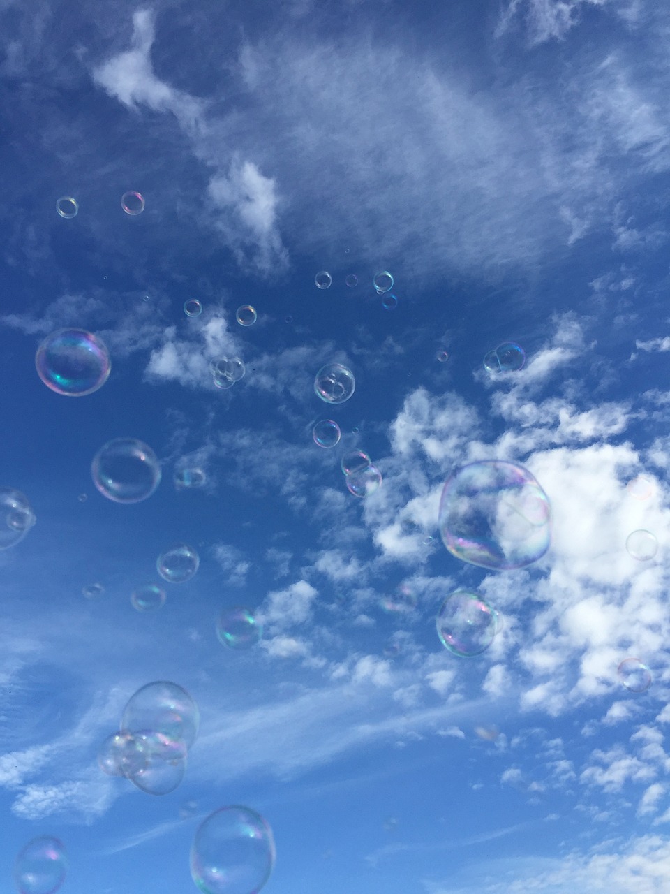 Мыльные пузыри на фоне неба