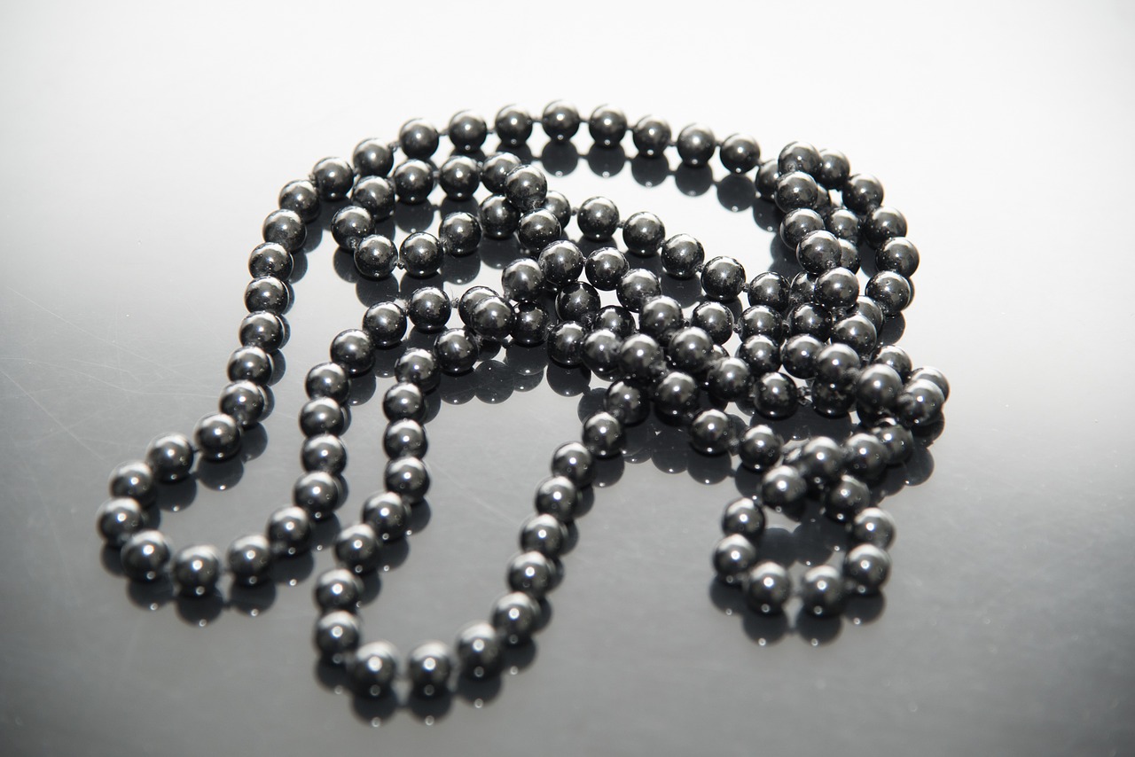 necklace pearls nero free photo