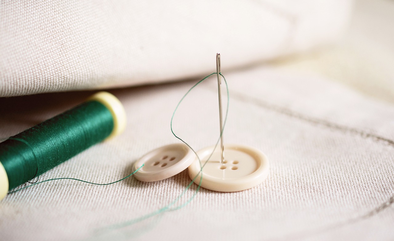 needle  button  sew free photo