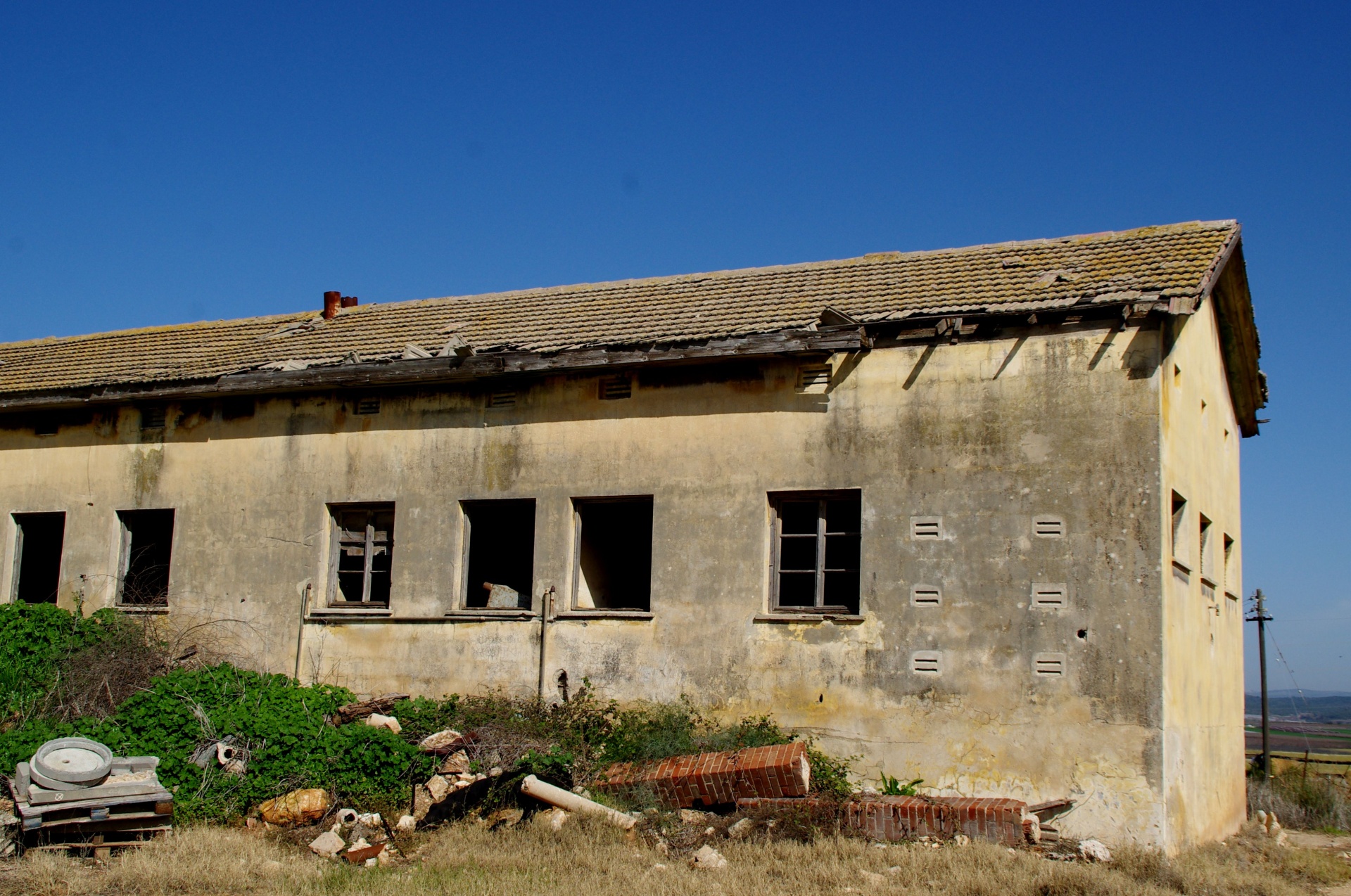 derelict farm house countryside free photo