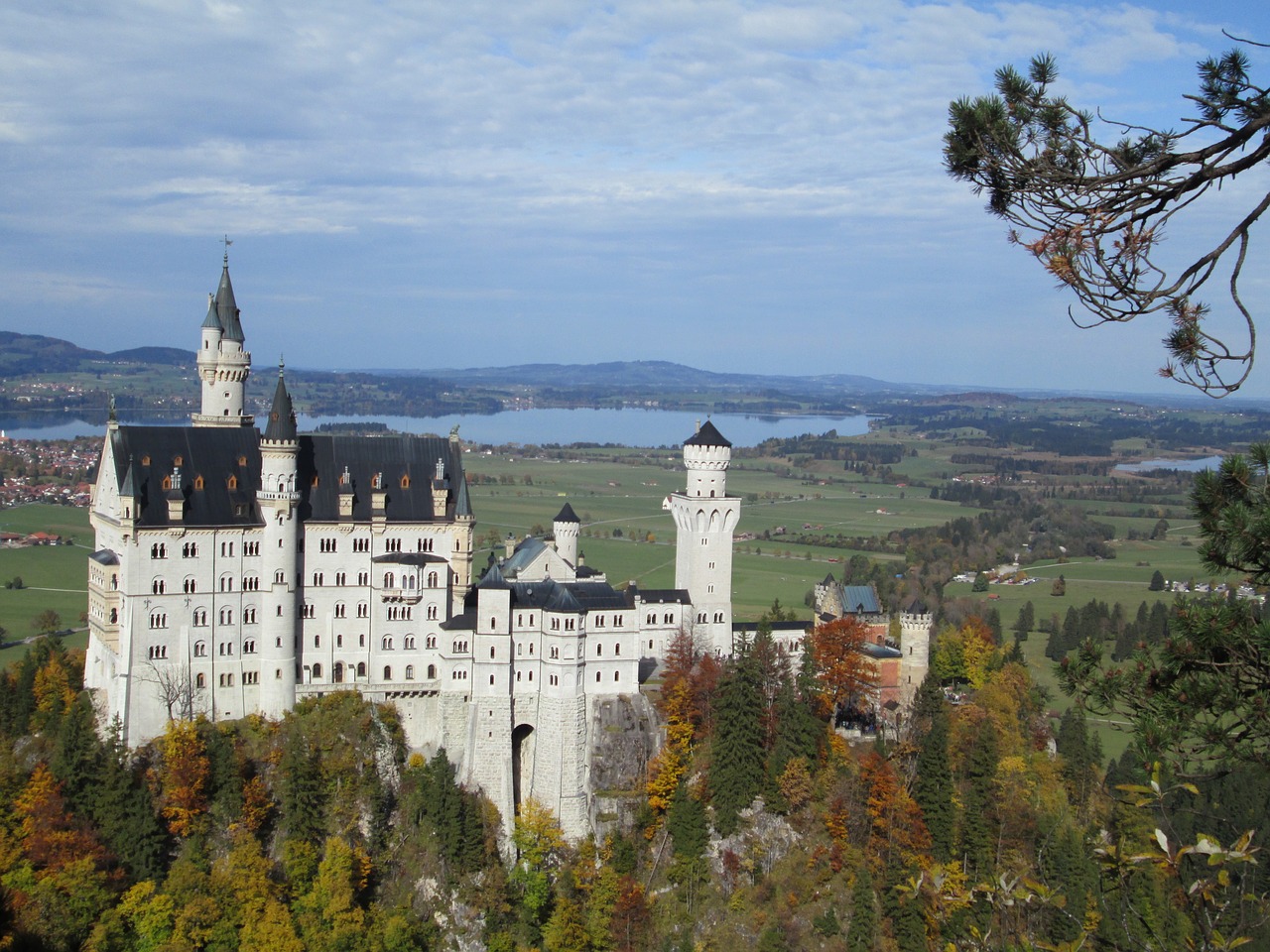 neuschwanstein castle  germany  autumn free photo