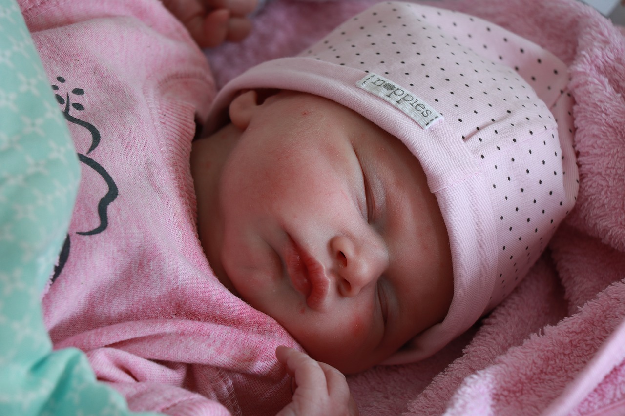 newborn  baby  girl free photo
