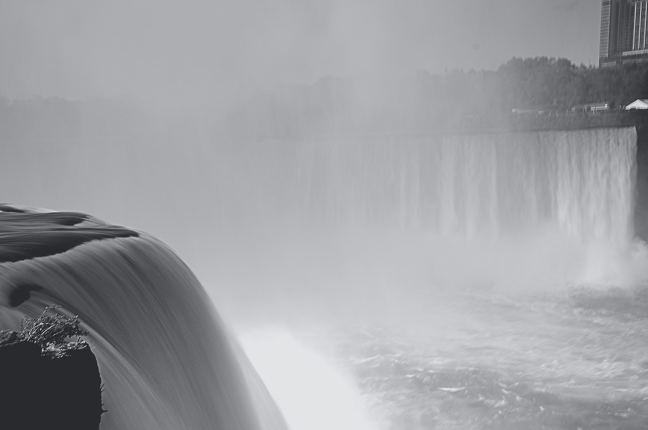 niagara waterfall black and white spray free photo