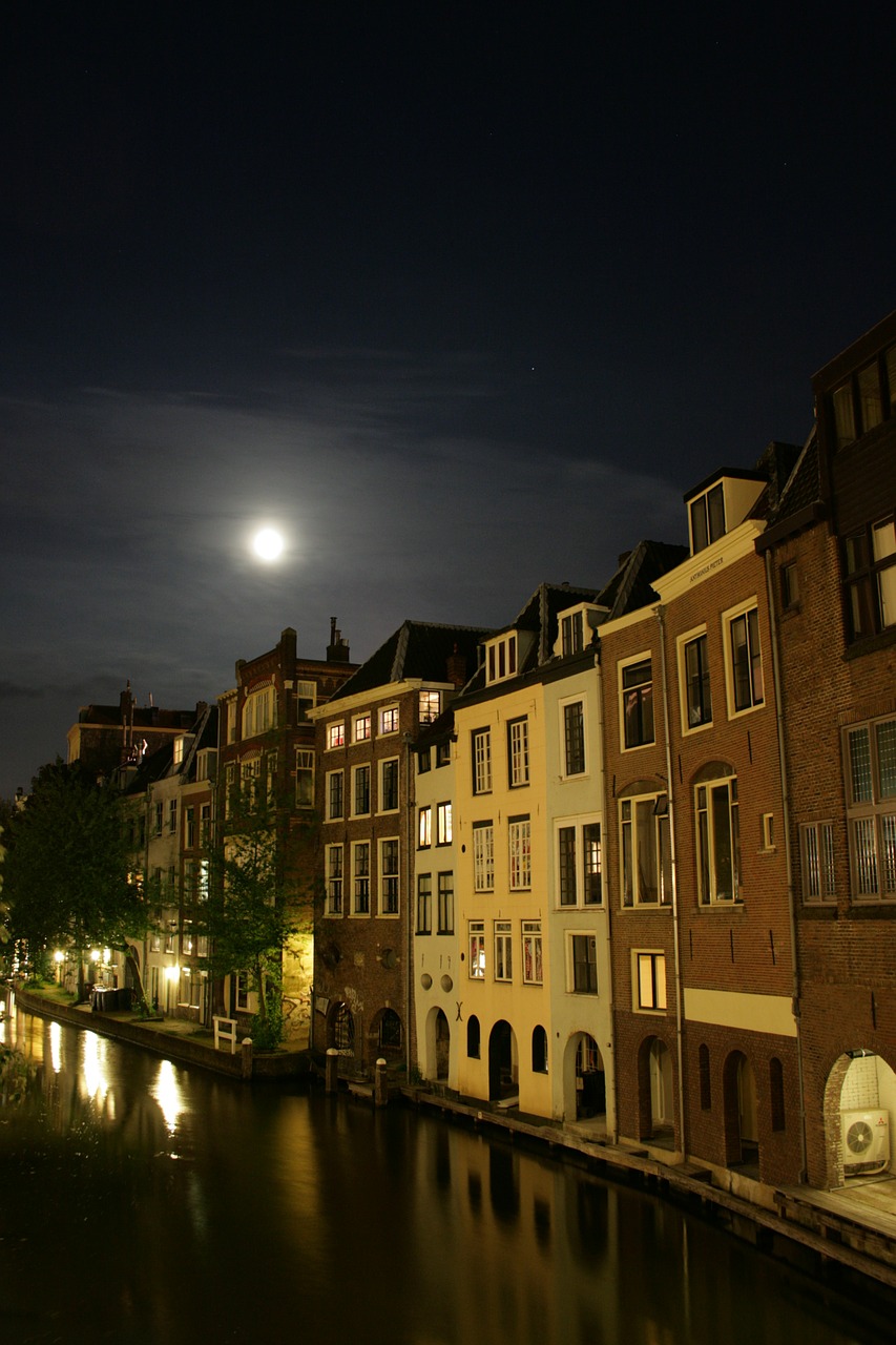 night utrecht canal free photo