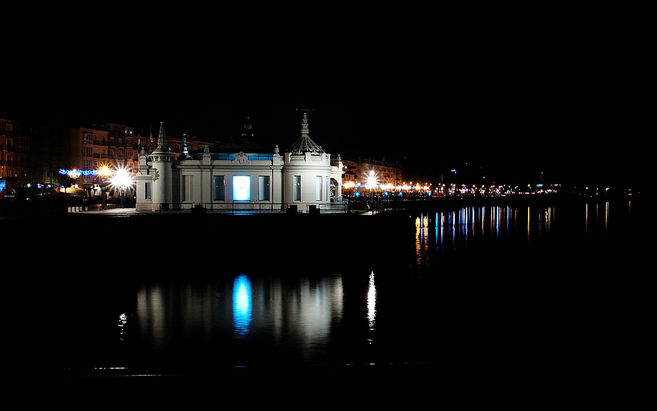 night reflection palacete free photo