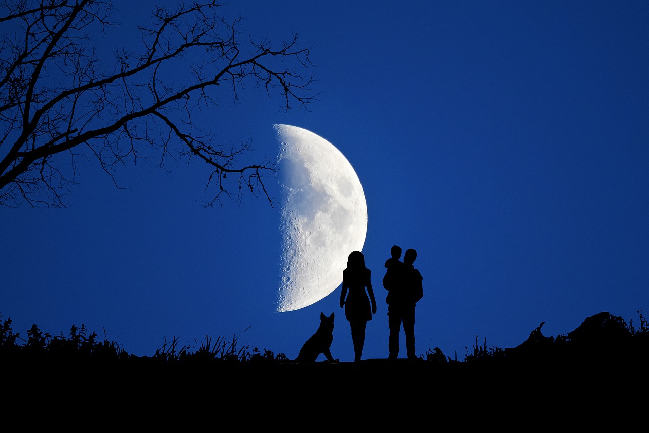 Семья на фоне Луны