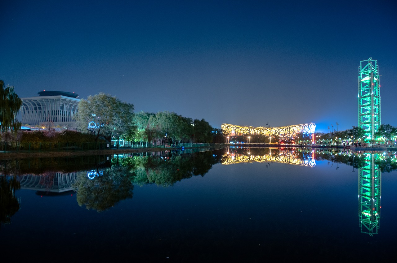 night view reflection the water free photo