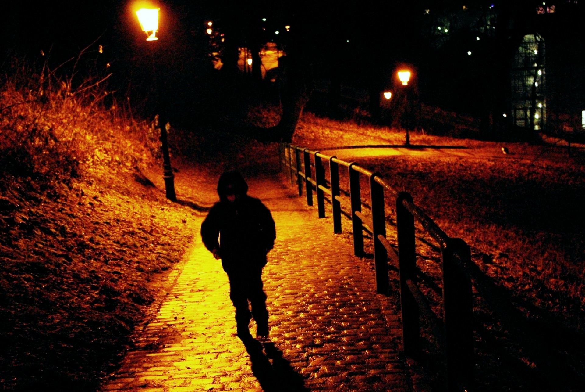 Вечером пойду прогуляюсь. Прогулка ночью. Ребенок ночью на улице. Гулять вечером. Гулять на улице ночью.