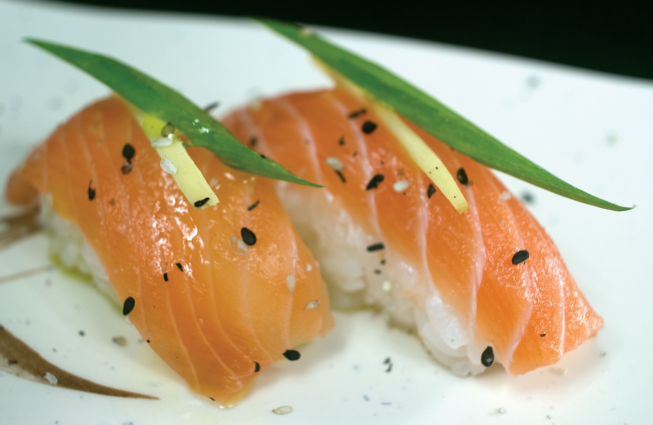 niguiri  salmon  japanese food free photo