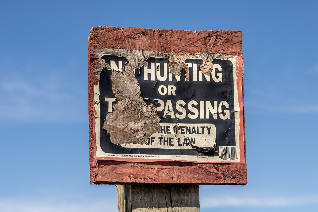 no hunting sign  no trespassing sign  hunting free photo