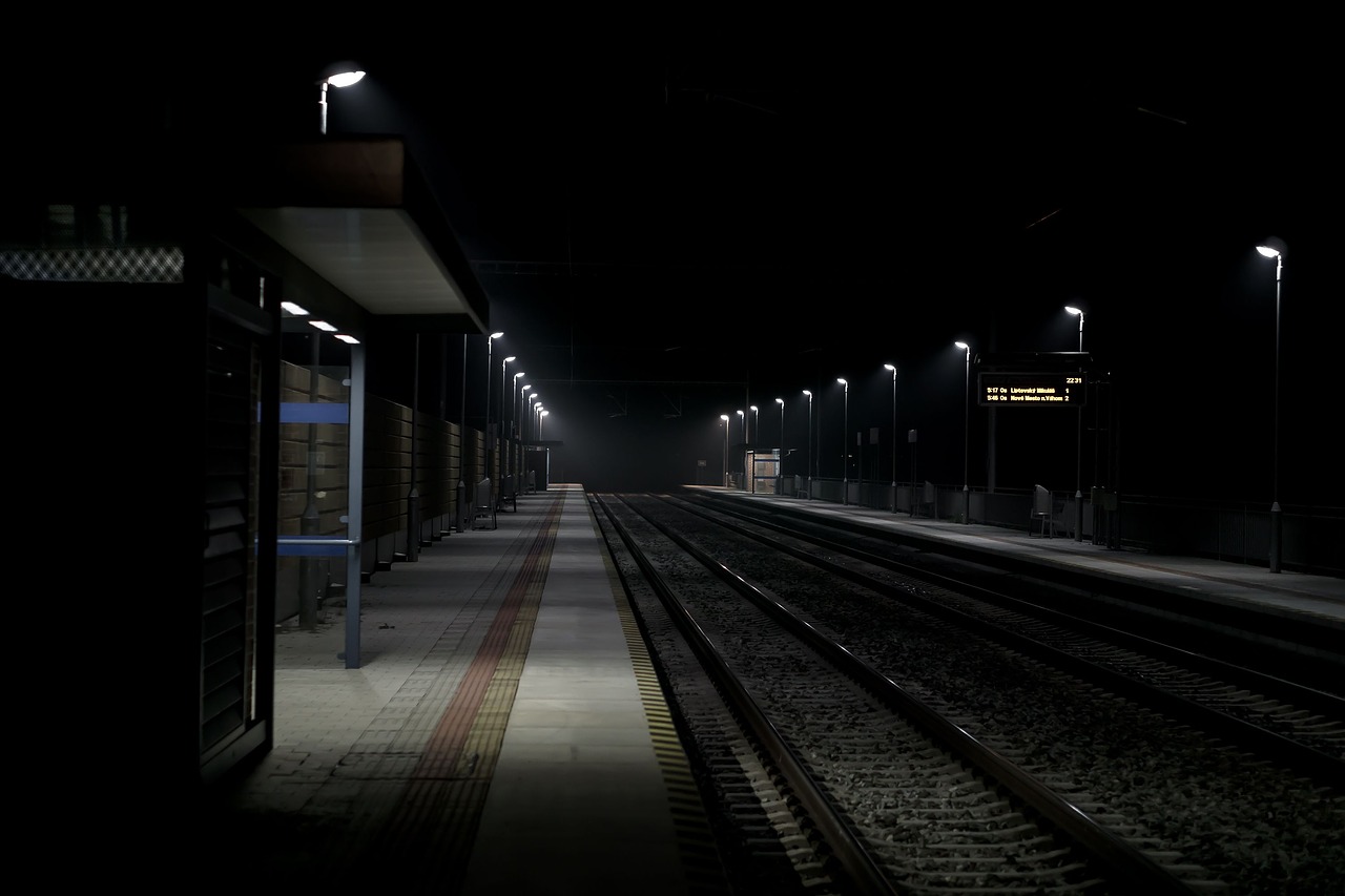 Включи станцию на ночь. Пустой вокзал. Пустой перрон. Перрон ночью. Железная дорога ночью.
